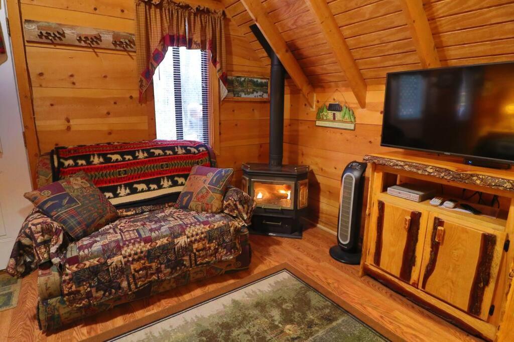 Cute Updated Mountain Cabin Fireplace #3 헬렌 외부 사진