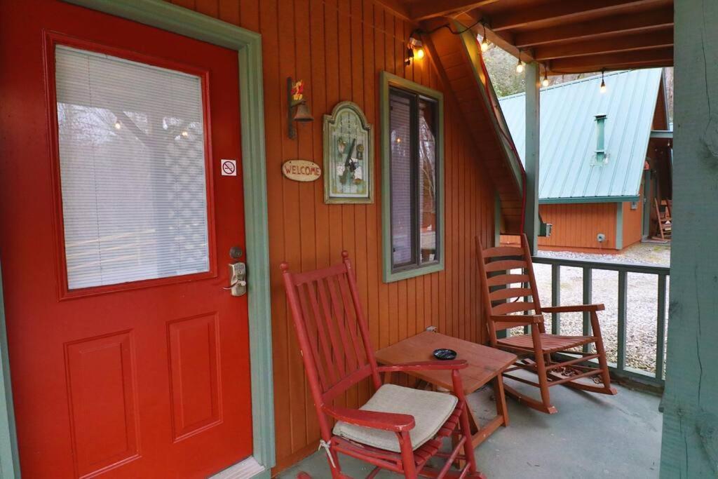 Cute Updated Mountain Cabin Fireplace #3 헬렌 외부 사진